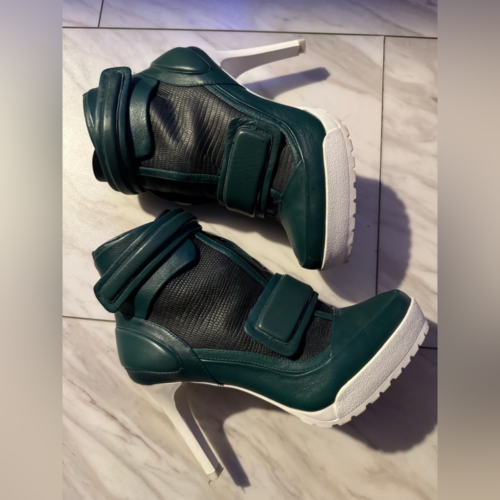 BCBG MAX AZRIA RUNWAY Powe Lug-sole Platform Ankle Day Boots Green Size 7